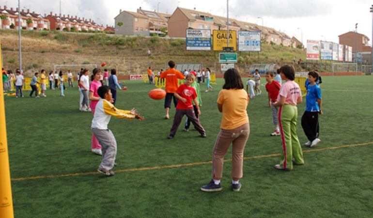 Hasta el 31 de mayo los estudiantes de Primaria del municipio participan en la Olimpiadas Escolares donde aprenden a llevar una vida sana haciendo deporte 