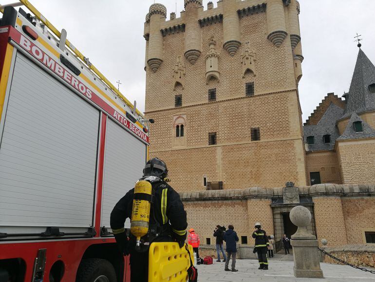 Los bomberos de Segovia participan en el ejercicio para probar los sistemas contra el fuego del monumento