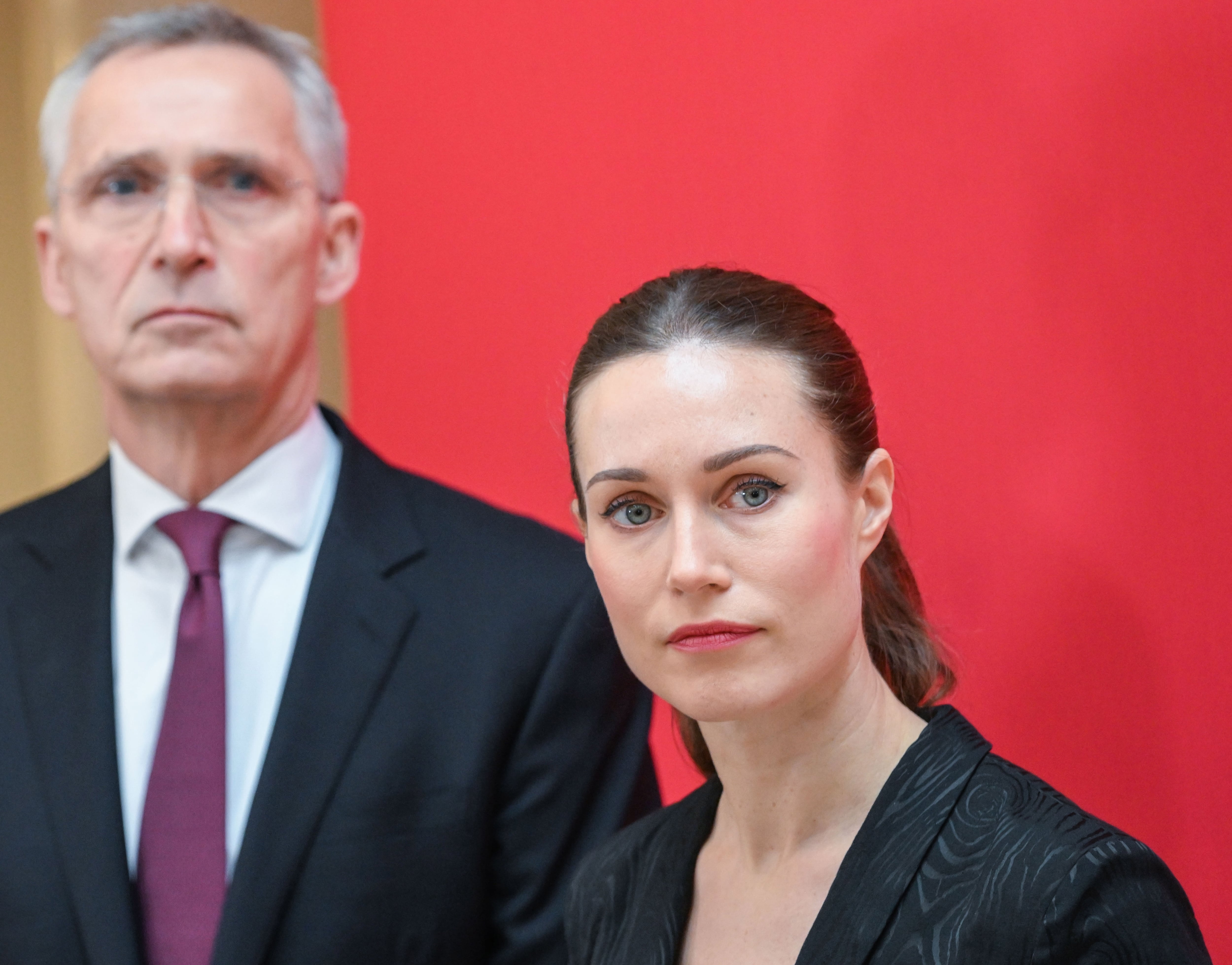 El secretarios general de la OTAN, Jens Stoltenberg, junto a la primera ministra finlandesa, Sanna Marin