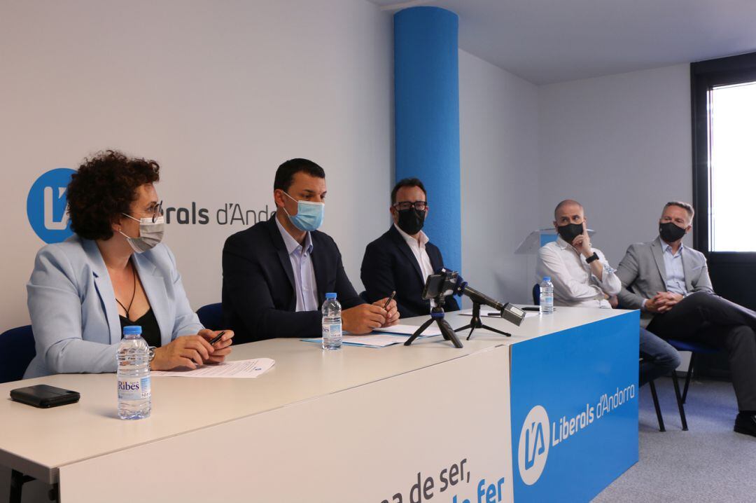 Els tres ministres liberals, Judith Pallarés (e), Jordi Gallardo (c), i Víctor Filloy (d) van fer ahir un balanç dels dos anys de legislatura de govern de coalició.