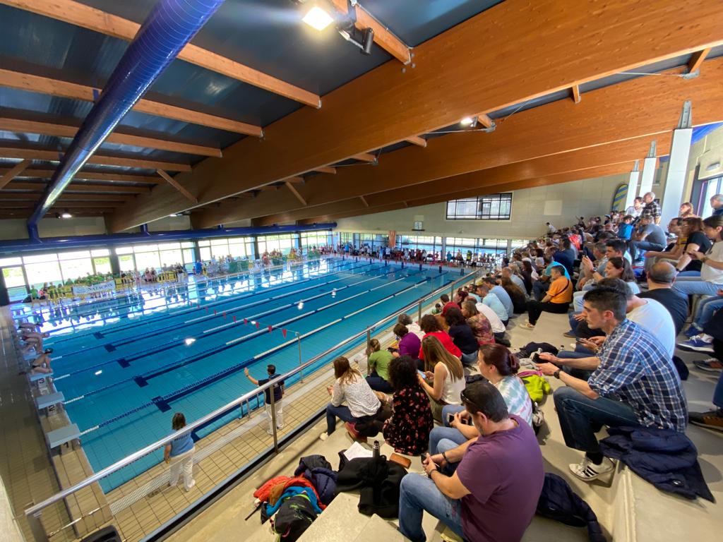 Las gradas de la piscina Almériz se llenaron de público