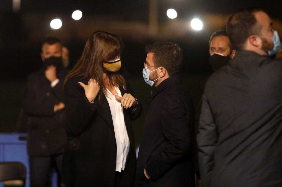 La presidenta de Parlament, Laura Borràs, al costat del candidat d'ERC a la Presidència de la Generalitat, Pere Aragonès