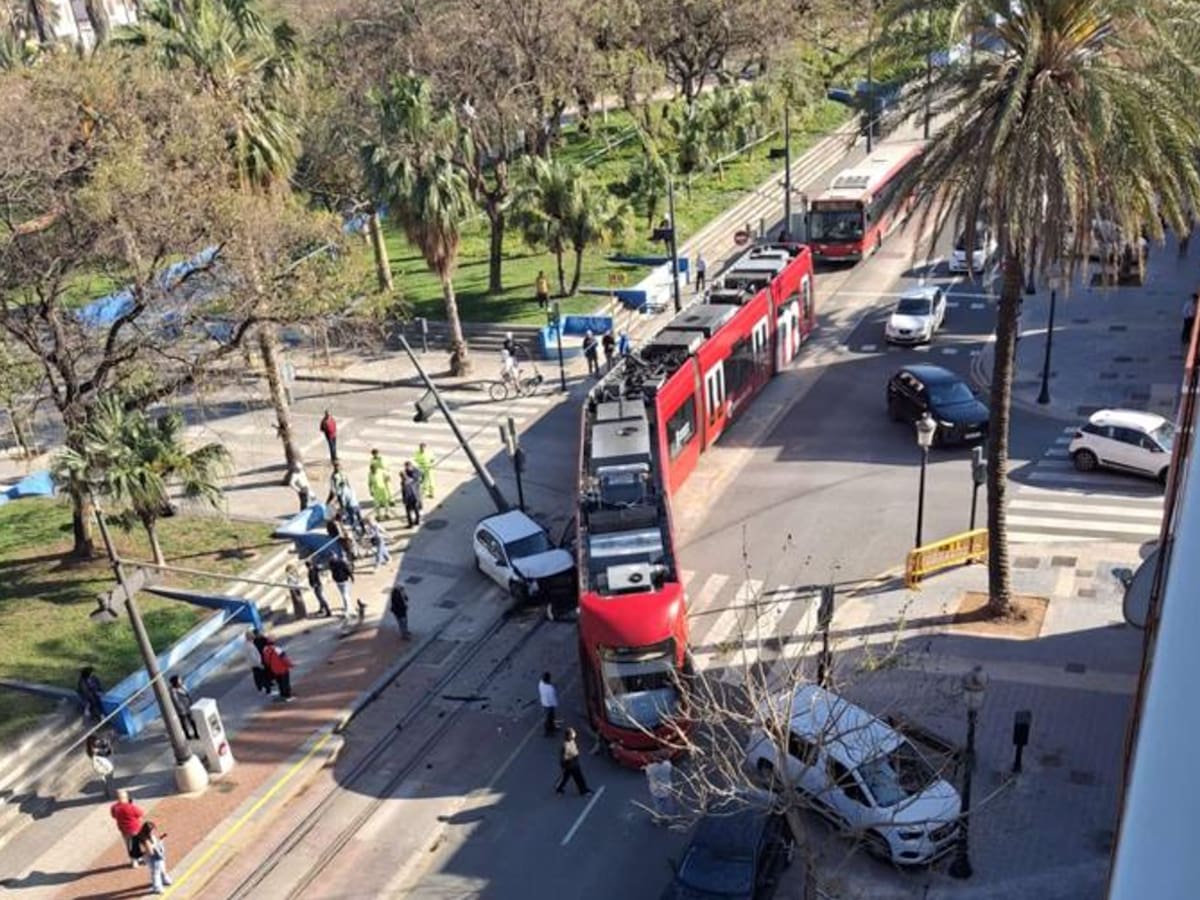 Aparatoso choque entre un coche y un tranvía en València que se salda con heridos leves