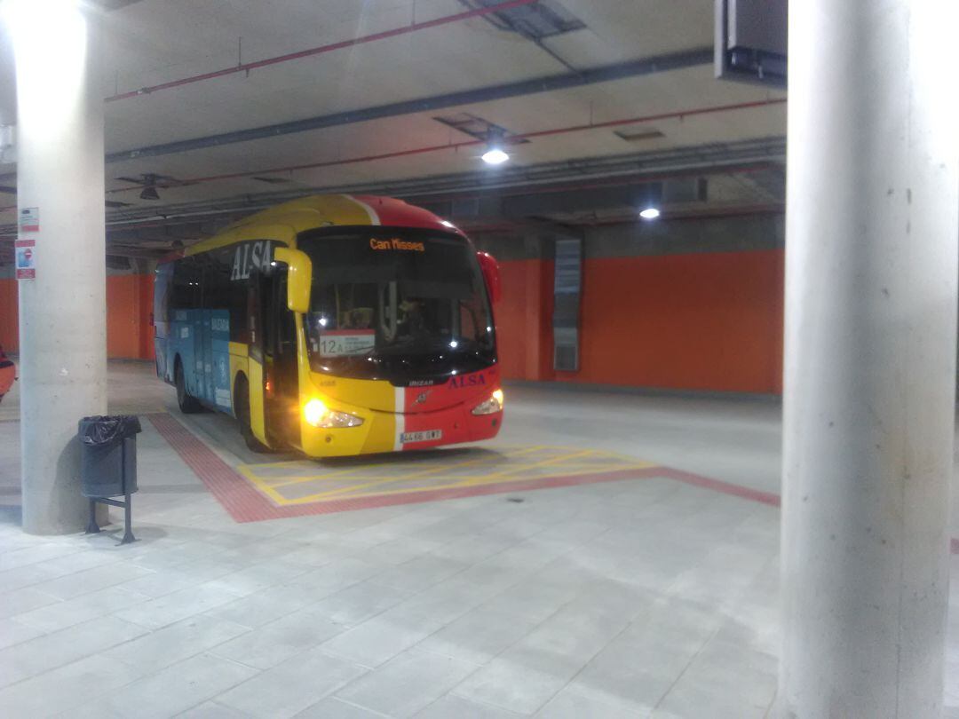 Autobús en el interior de la estación