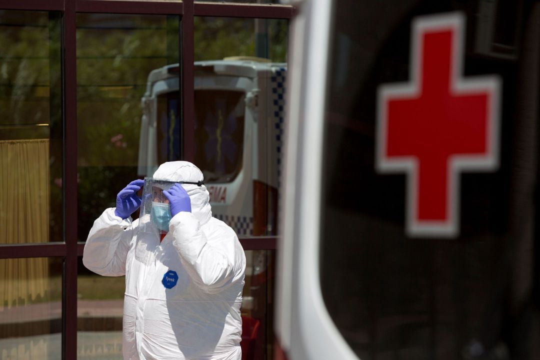 Personal sanitario llega al Centro de Acogida, Emergencia y Derivación de Cruz Roja de Málaga para trasladar a una de las personas afectadas por la COVID-19 