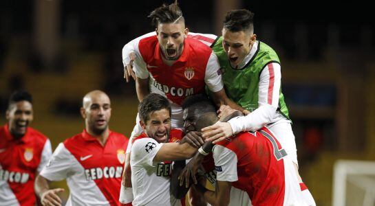 MON01. MÓNACO (MÓNACO), 09/12/2014.- Fabio Henrique Tavares (c) del Mónaco celebra su gol ante el San Petersburgo hoy, martes 9 de diciembre de 2014, durante un partido de la Liga de Campeones de la UEFA en el estadio Stade Louis de Mónaco. EFE/SEBASTIEN 