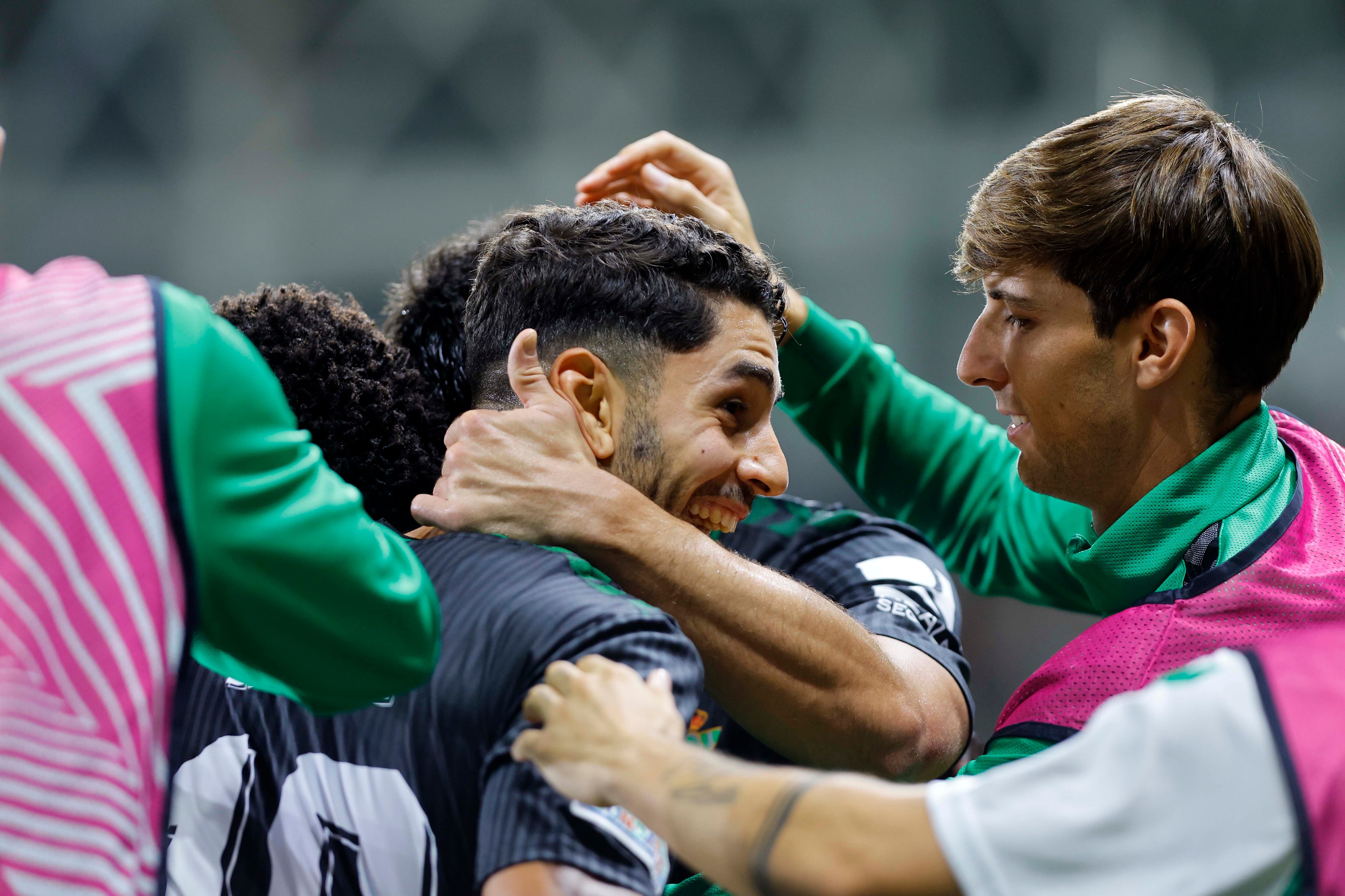 Limassol (Cyprus), 26/10/2023.- Ayoze Perez (C) of Real Betis celebrates with teammates after scoring the opening goal during the UEFA Europa League Group C match between Aris Limassol and Real Betis in Limassol, Cyprus, 26 October 2023. (Chipre) EFE/EPA/MARIOS GREGORIOU
