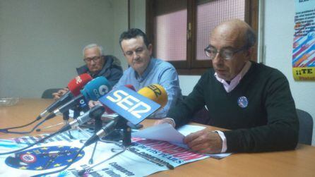 Miembros de la plataforma, durante una rueda de prensa