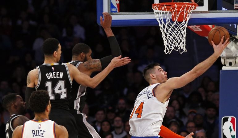 Willy Hernangómez, en una de las acciones más espectaculares de la jornada en la NBA.