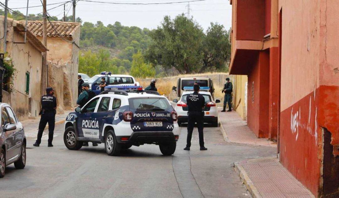 Agentes colaborando en la operación conjunta llevada a cabo en Caravaca por parte de Guardia Civil y Policia Municipal