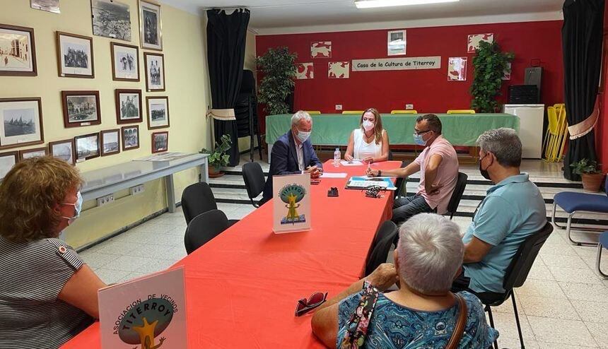 Reunión de Gobierno de Canarias y Cabildo de Lanzarote con los vecinos de Titerroy.