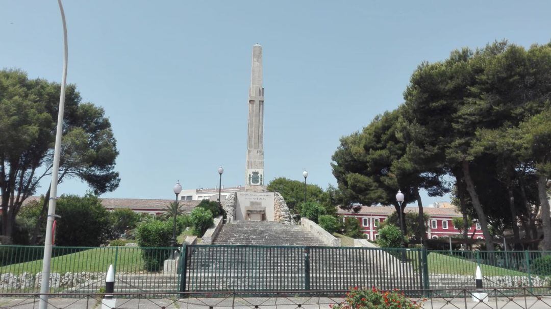 El cens de restes del franquisme recomana traslladar aquest monolit.