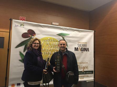 Manuel Ogallar, presidente de la Coop. Stmo. Cristo de la Misericordia, presentaba el aceite premiun &#039;La Quinta Esencia&#039; de esta campaña