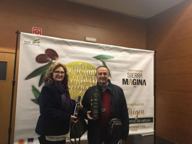 Manuel Ogallar, presidente de la Coop. Stmo. Cristo de la Misericordia, presentaba el aceite premiun 'La Quinta Esencia' de esta campaña