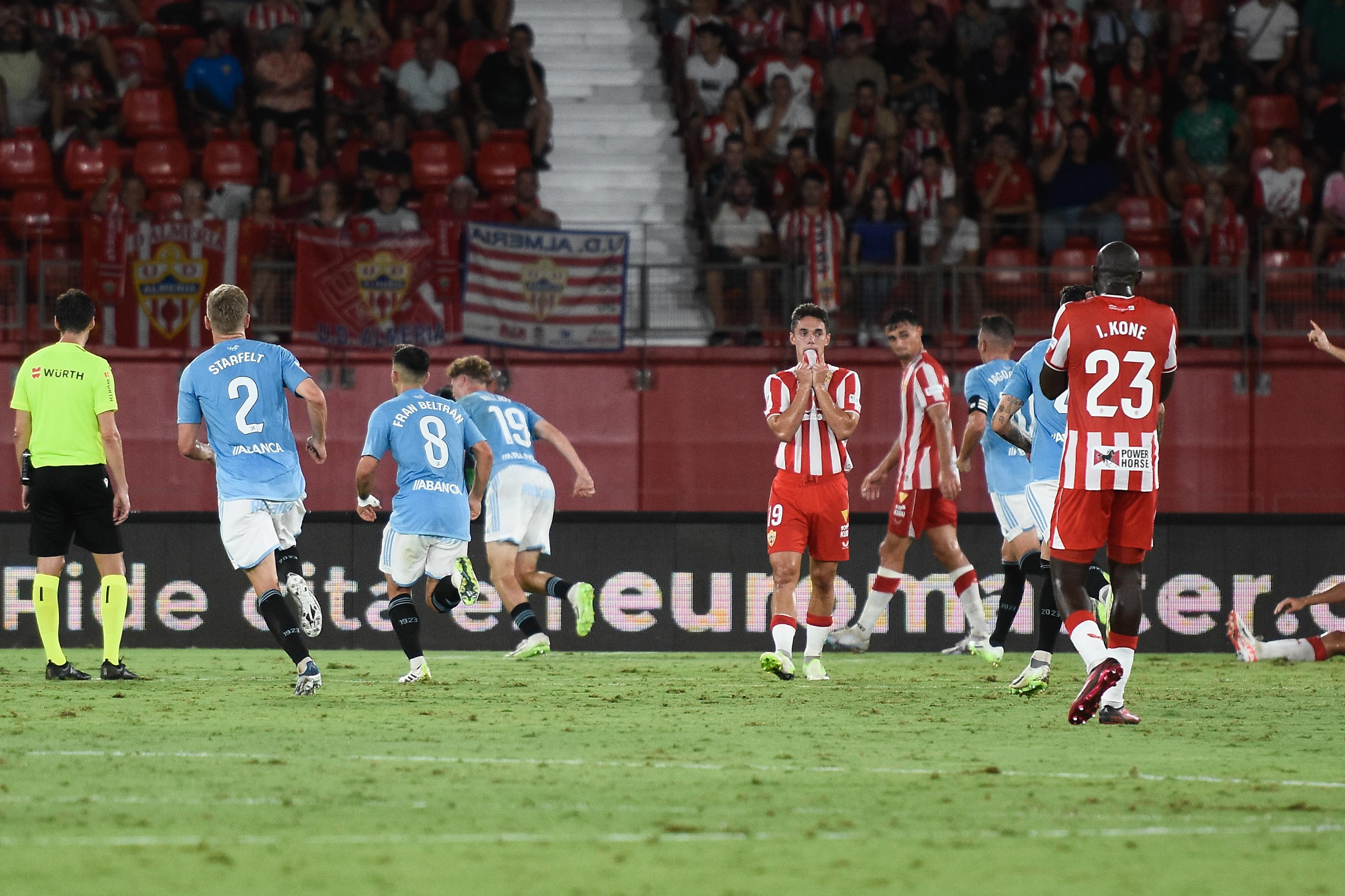 Encajar tres goles en casa condena al Almería.