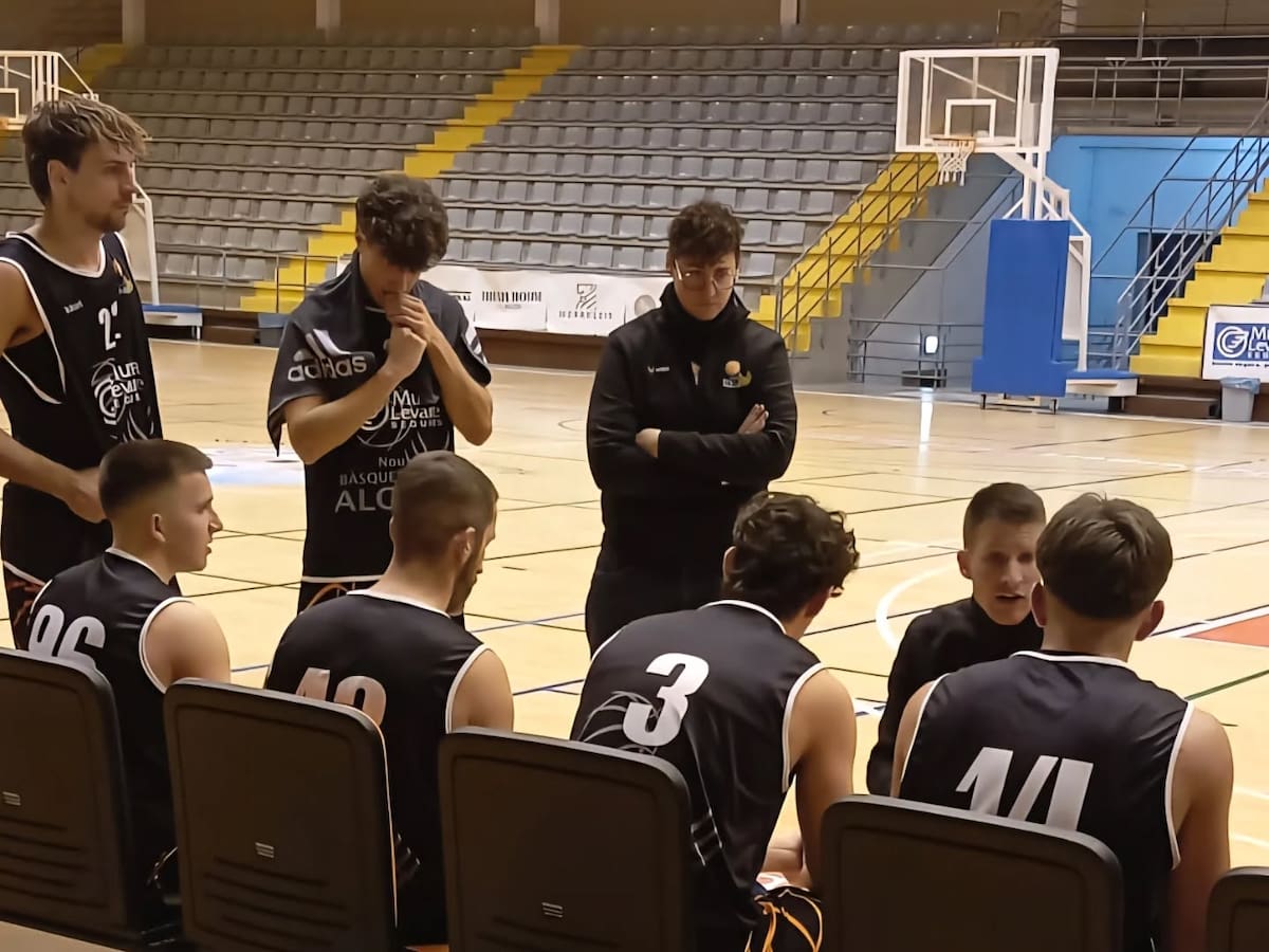 El senior masculino del Nou Bàsquet Alcoi deja escapar una victoria clave y el femenino firma una reacción llena de orgullo