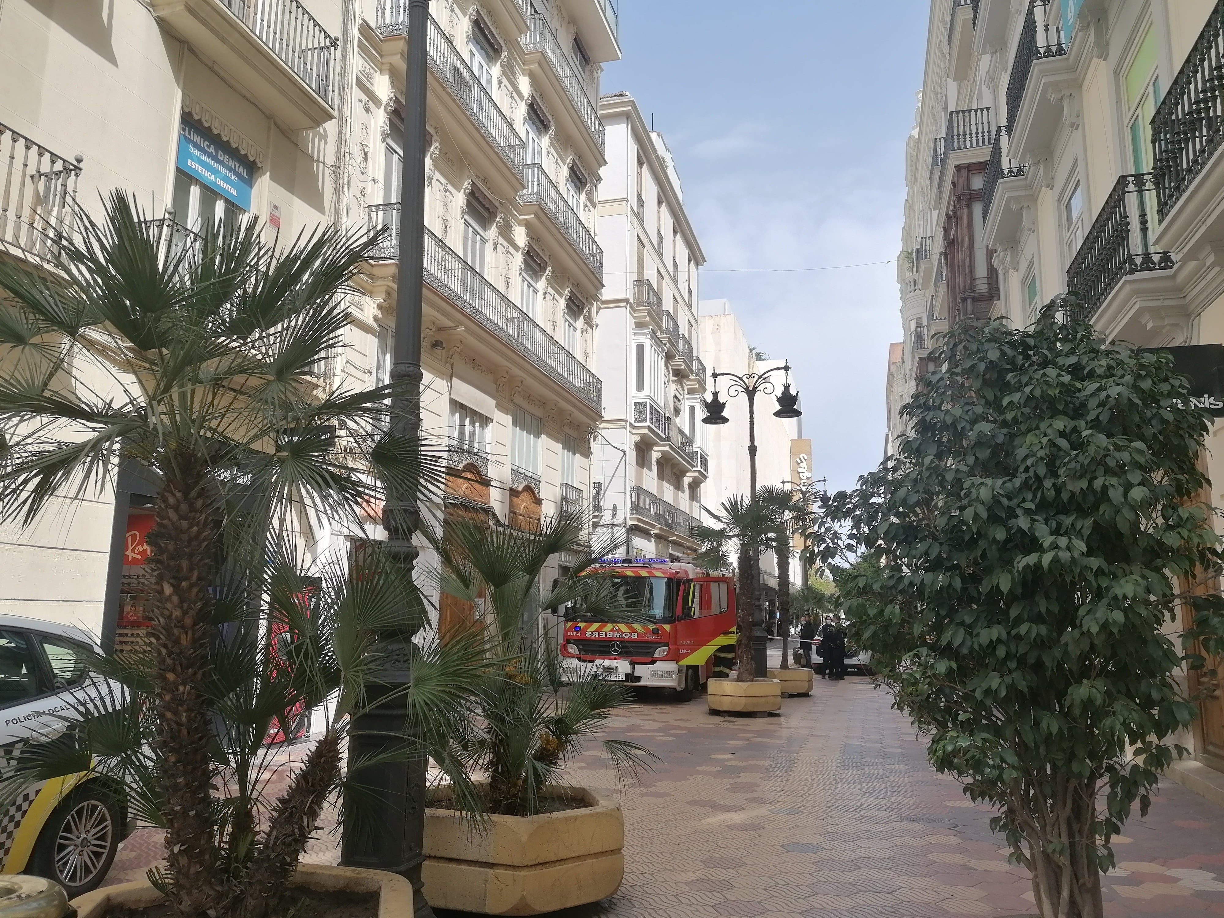 La calle Don Juan de Austria cortada en un tramo para facilitar las labores de los bomberos