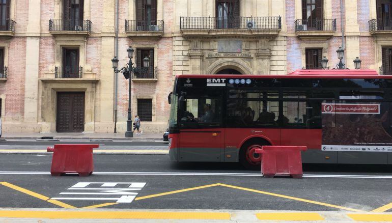 Los nuevos carriles de la EMT frente al Palacio de Justicia