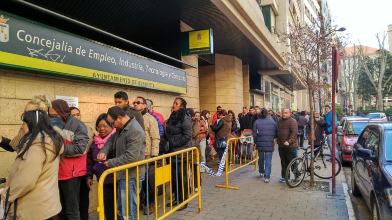 Las colas cuando se solicitó la documentación para el Plan de Empleo