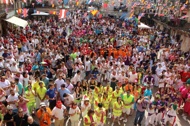 Las peñas de Sepúlveda escuchan el pregón en la Plaza de España