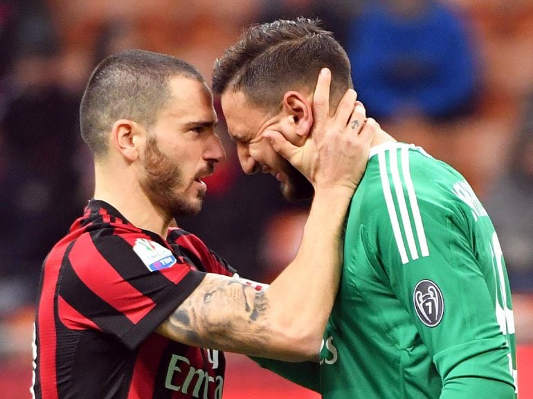 Bonucci anima al guardameta Gianluigi Donnarumma en el partido ante el Hellas Verona de la Copa Italia