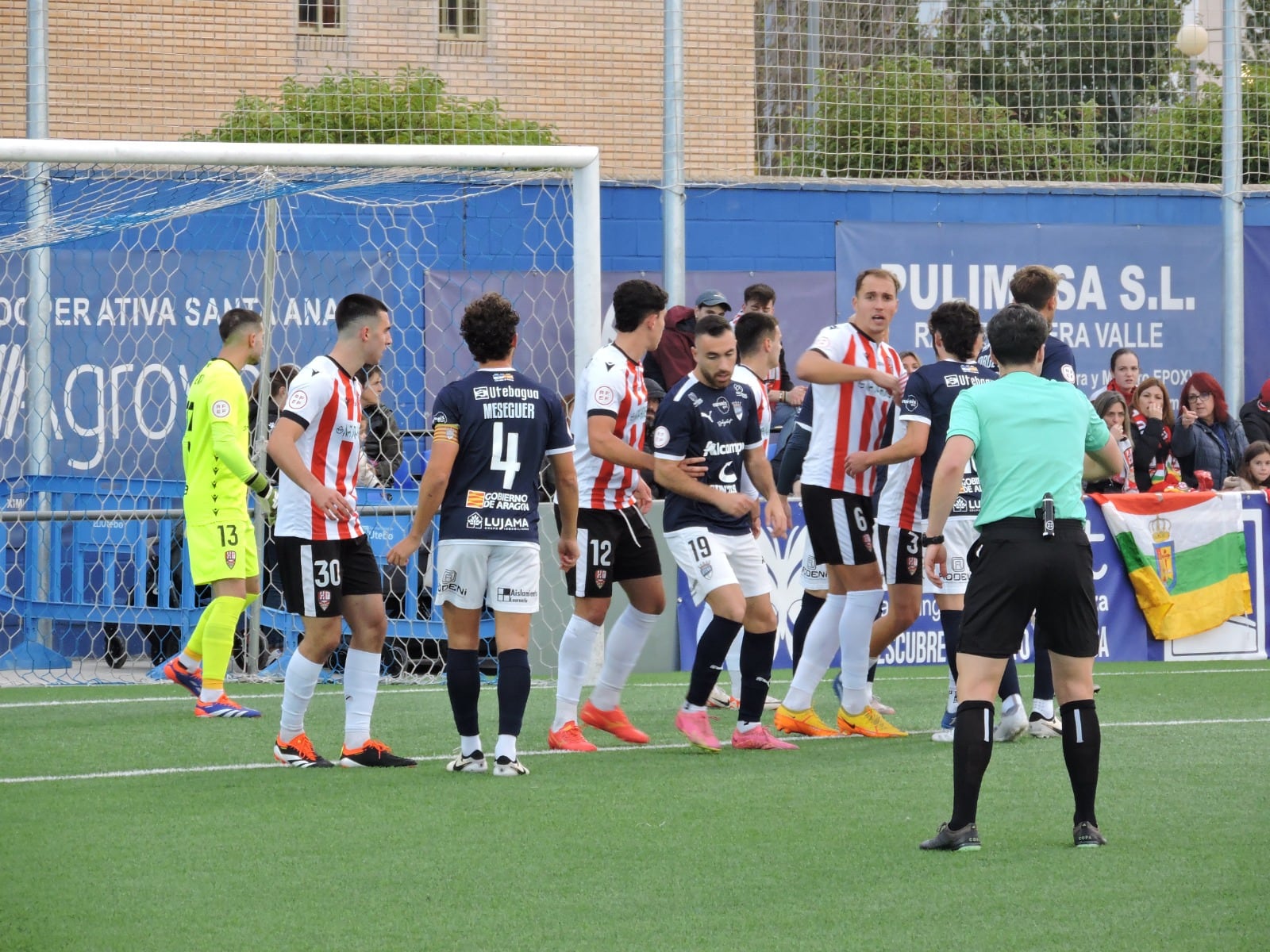 La zaga blanquirroja defiende un córner en la primera mitad / UD Logroñés