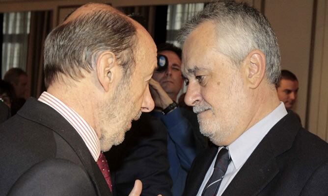 El secretario general del PSOE, Alfredo Pérez Rubalcaba, y el presidente de la Junta de Andalucía y del PSOE, José Antonio Griñán, conversan durante un desayuno informativo en Madrid.