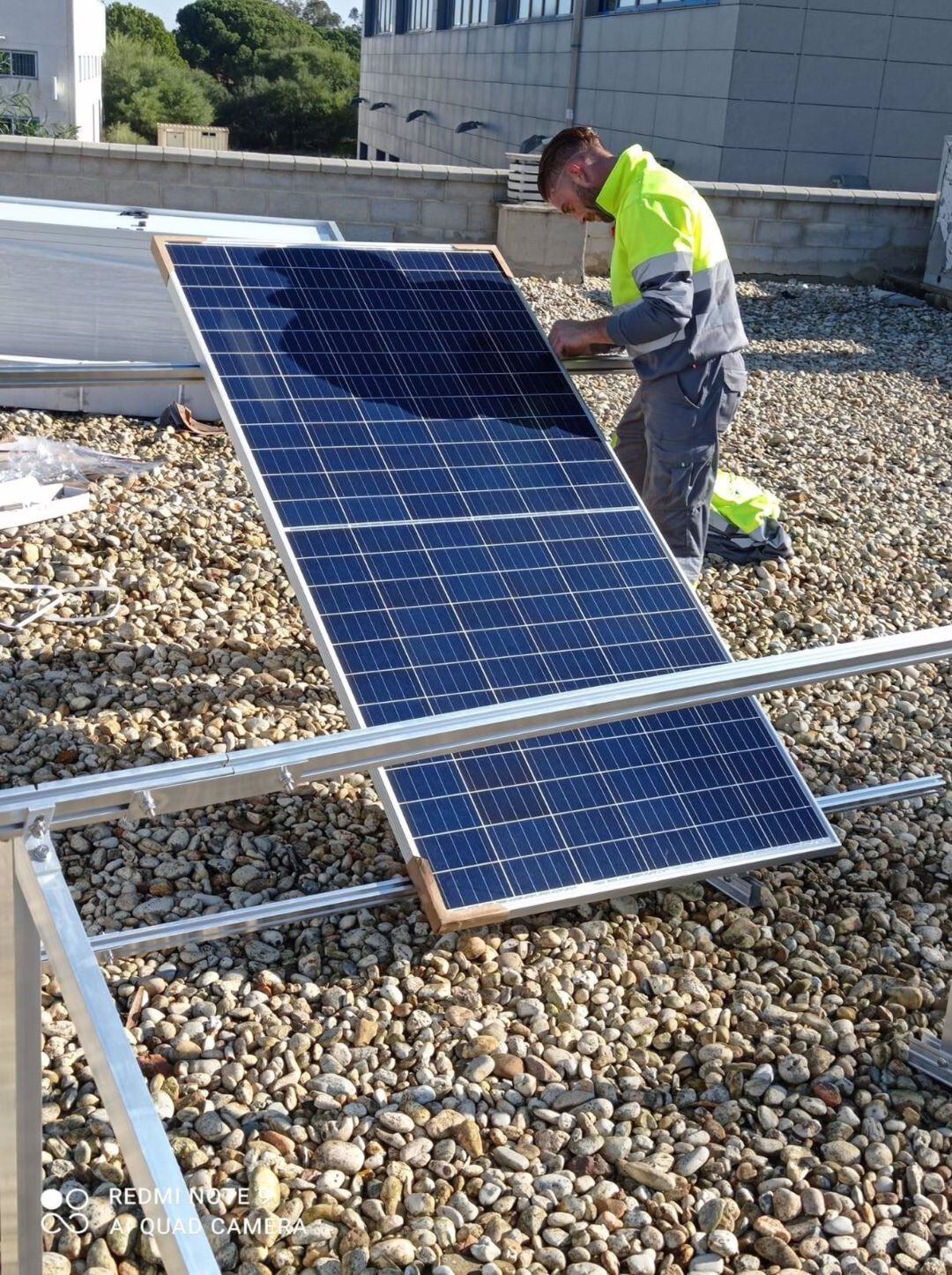 Instalación de una placa solar. 