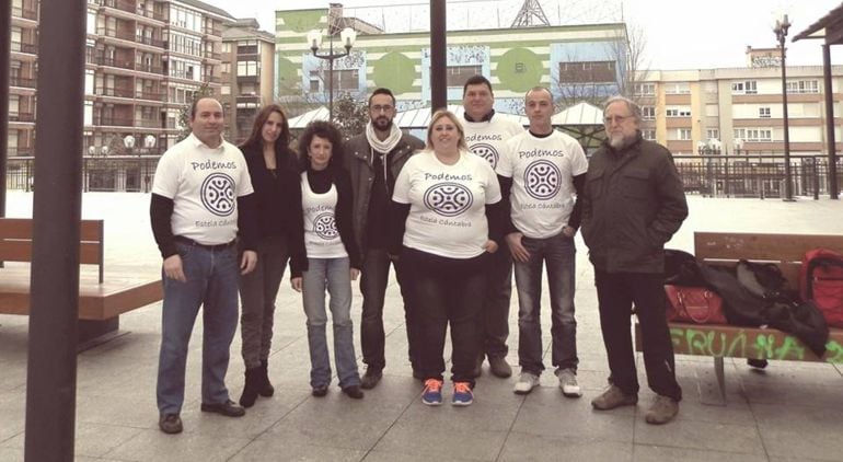 Jimena González acompañada de otros miembros de Podemos Camargo.