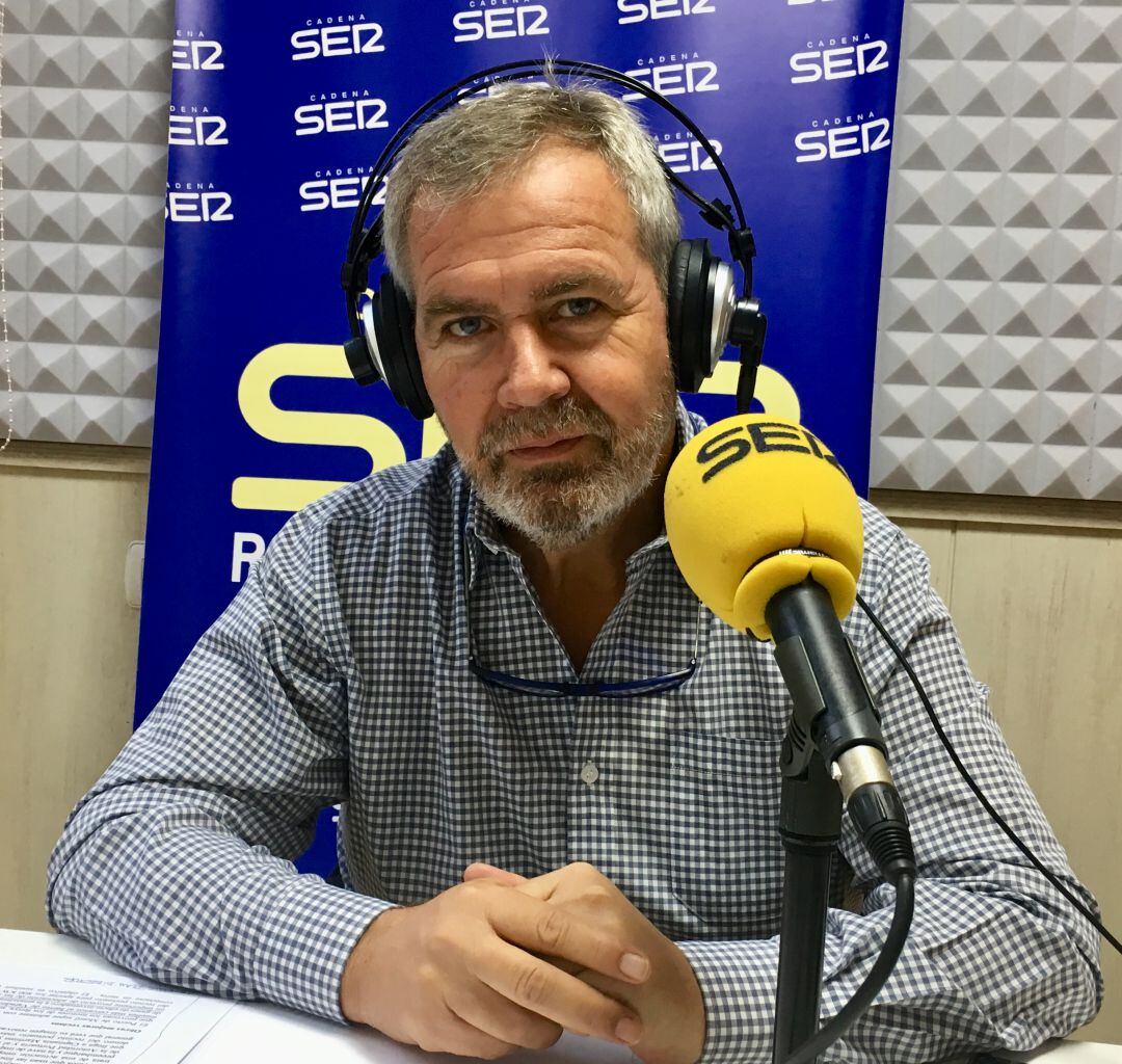 El presidente de la Autoridad Portuaria de Motril, José García Fuentes, visita los estudios de Radio Motril