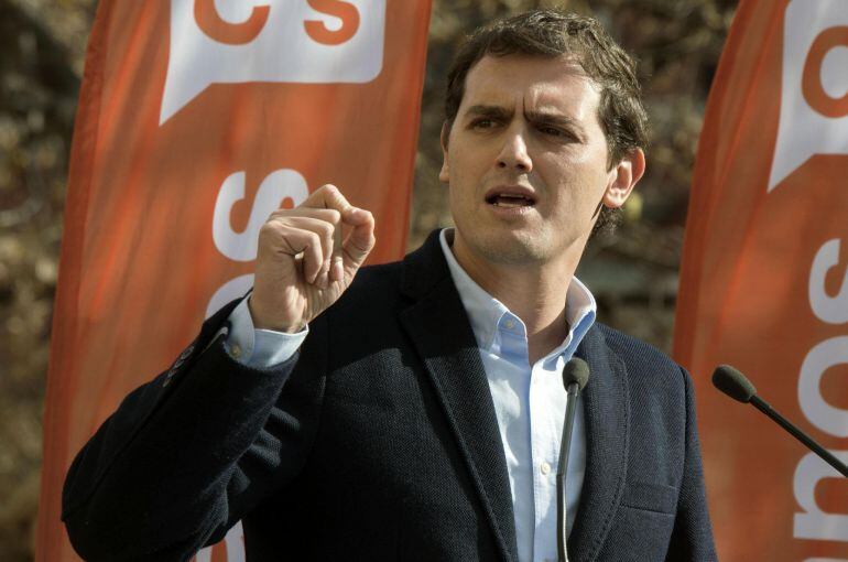 Albert Rivera durante un acto de la campaña de las elecciones generales en la Plaza Nueva de Granada