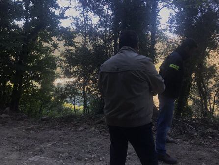 El secretari judicial i un Mosso d'Esquadra a la zona on hi havia senderistes