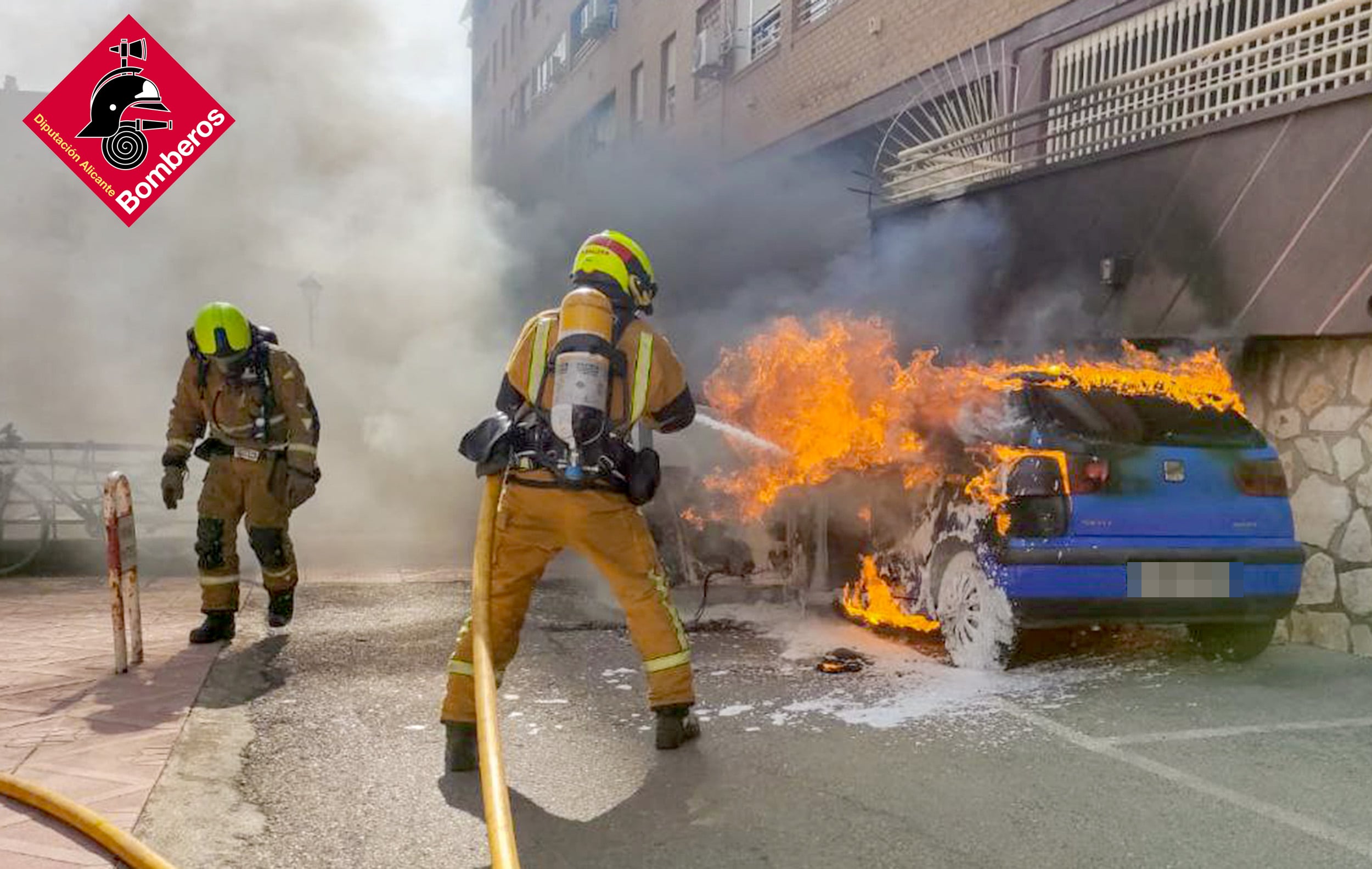 Los bomberos sofocan las llamas del coche que ha ardido en Benidorm