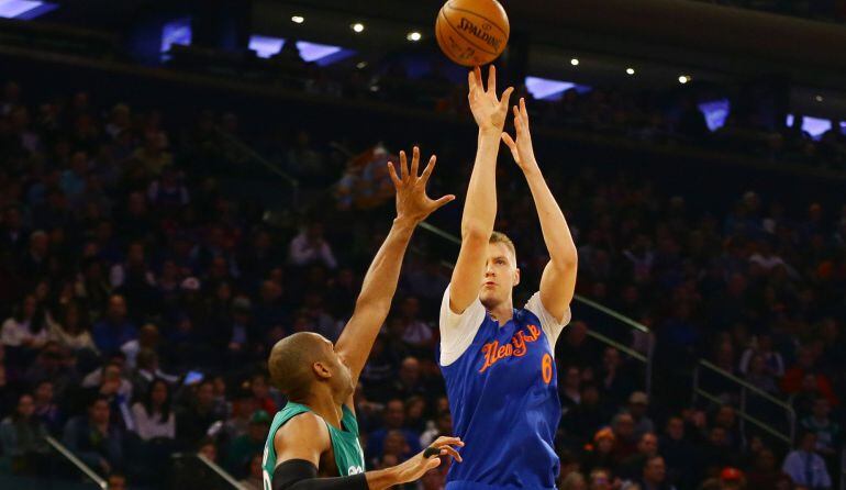 Kristaps Porzingis intenta un tiro ante Al Horford