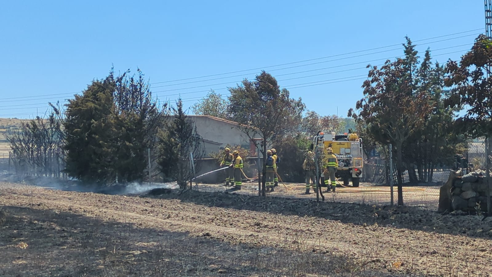 Brigada refrescando construcción afectada por el incendio en  Ávila