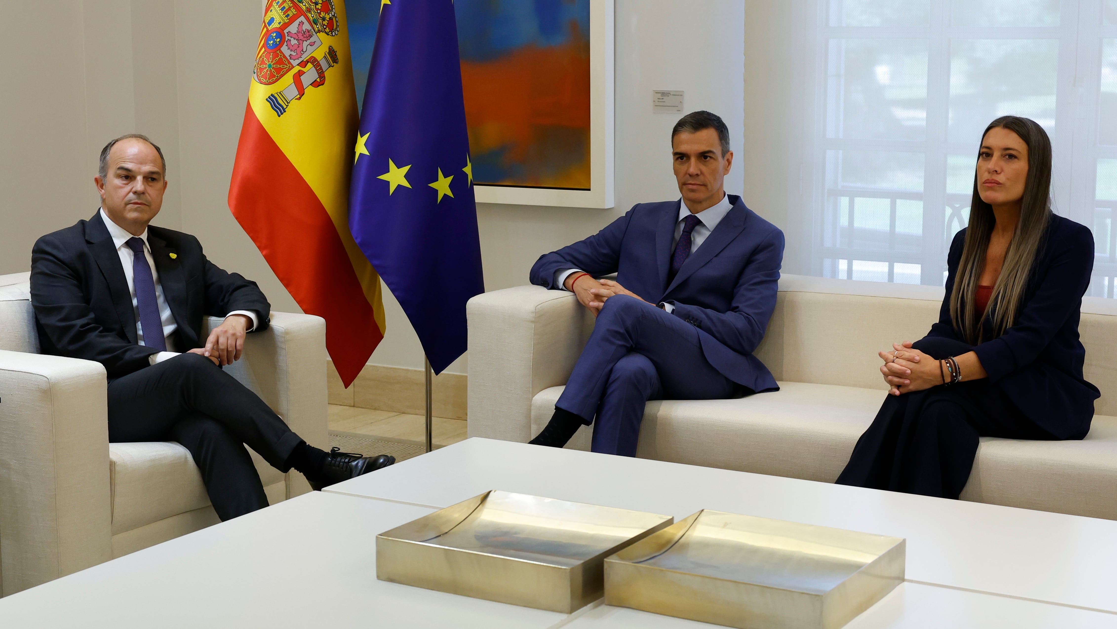 El presidente del Gobierno, Pedro Sánchez, mantiene un encuentro con secretario general de JxCat, Jordi Turull (i), y con Míriam Nogueras, portavoz del partido en el Congreso de los Diputados, este martes en el Palacio de la Moncloa. EFE/ J.J. Guillén