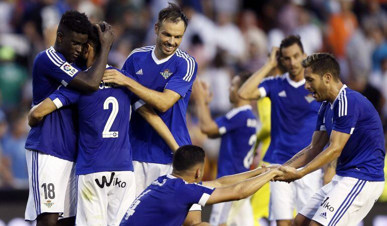 GRA552. VALENCIA, 19/09/2015.- Los jugadores del Betis se felicitan tras finalizar empatados 0-0 el partido frente al Valencia de la cuarta jornada de Liga de Primera División, jugado hoy en el estadio Mestalla de Valencia. EFE/Kai Försterling