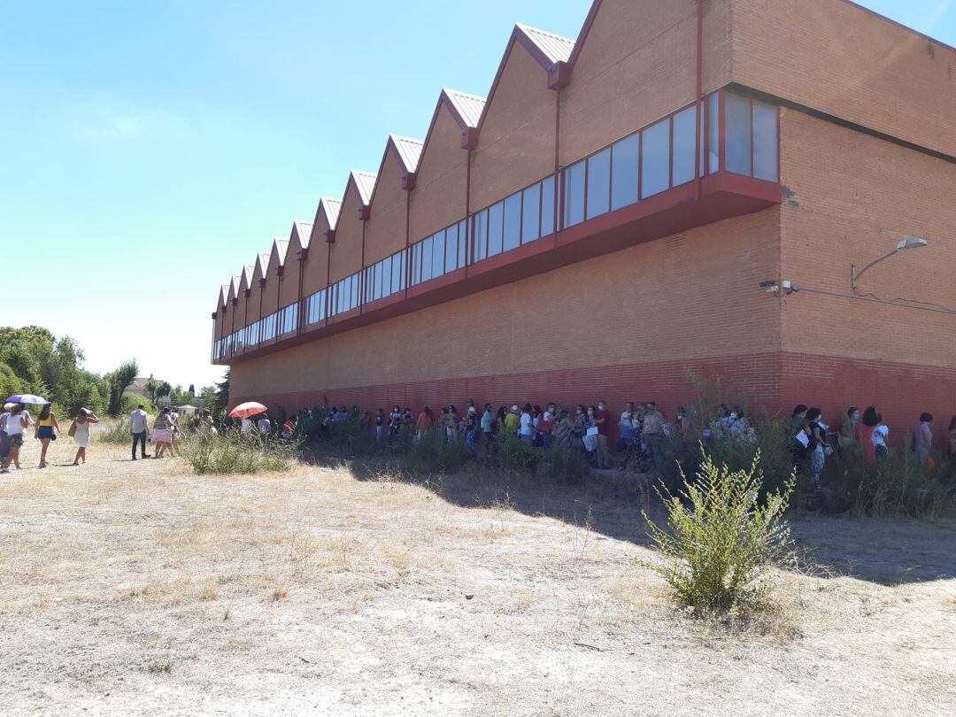 Largas colas de profesores en Alcalá de Henares para someterse al test serológico de Covid-19.