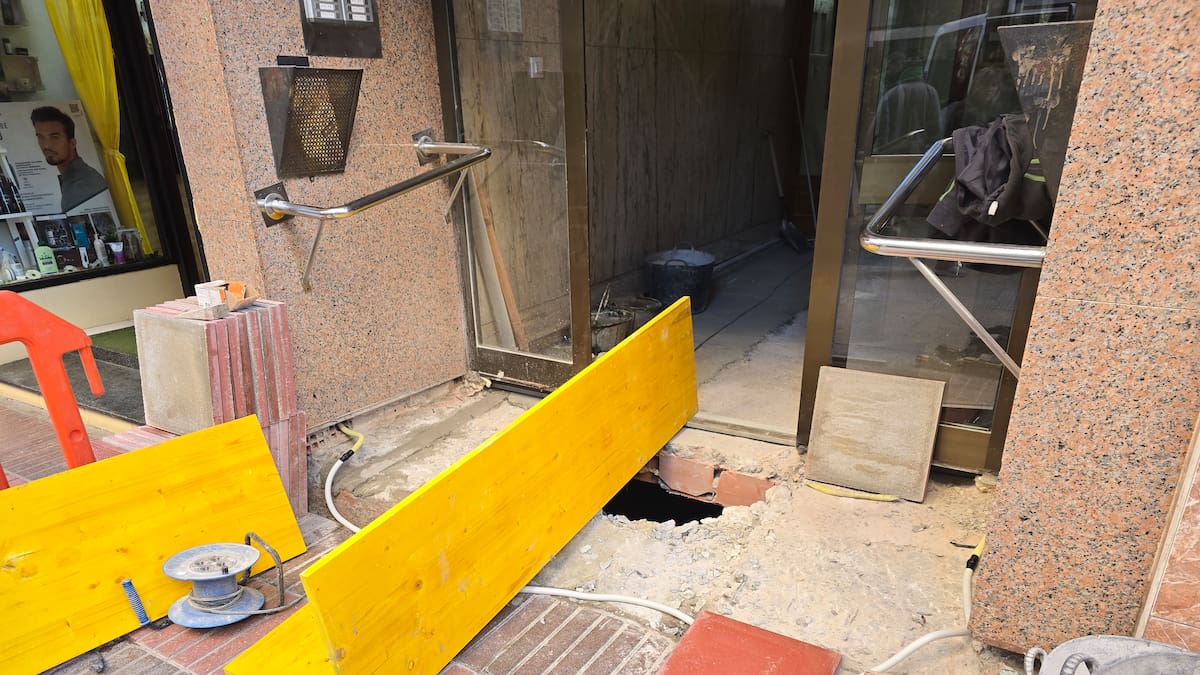 Grave accidente laboral en Torrelavega tras ceder el suelo de un portal