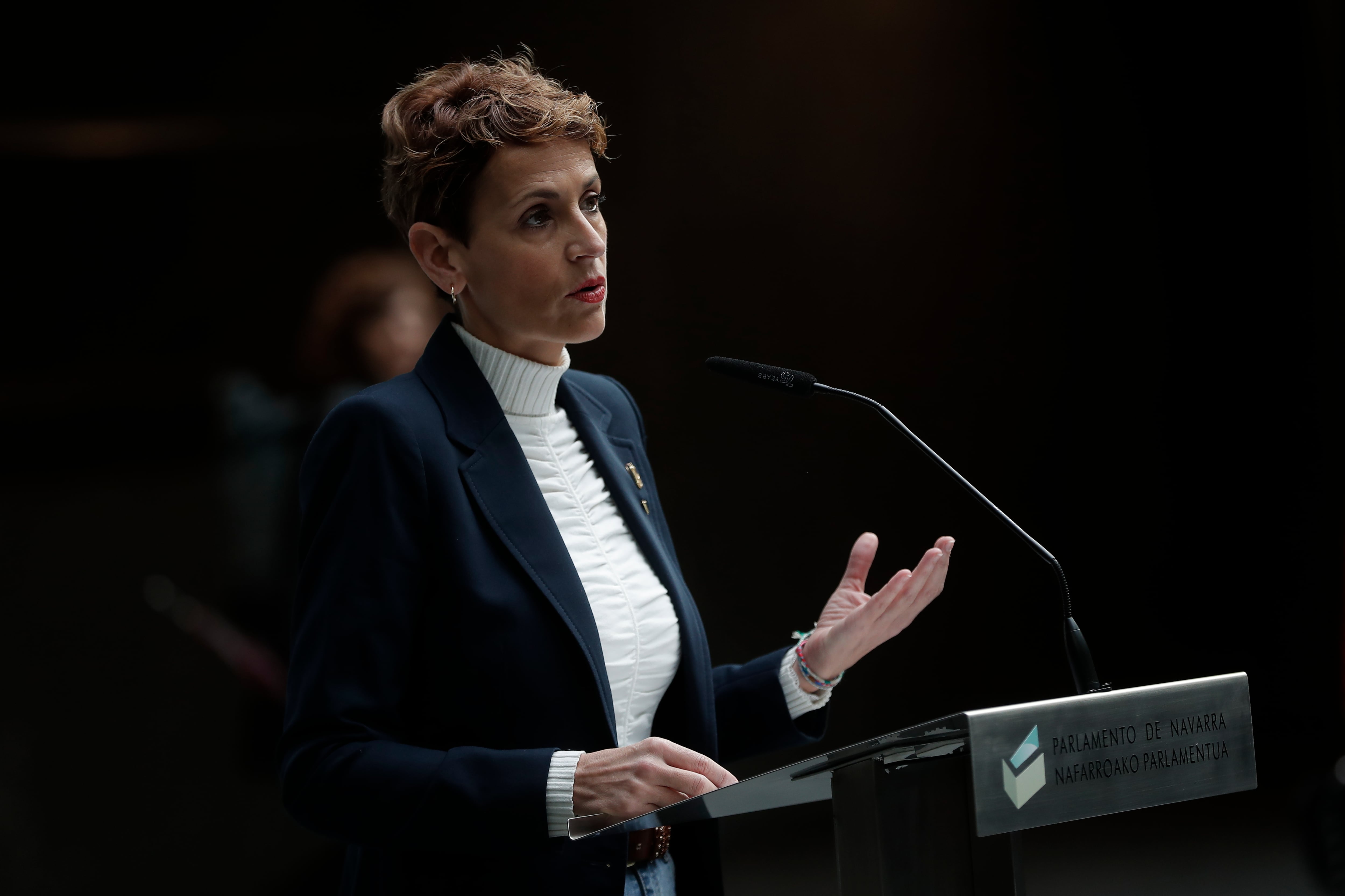 GRAFCAV5805. PAMPLONA, 09/03/2023.-  La presidenta de Navarra, María Chivite, durante las declaraciones a los periodistas este jueves a su llegada al pleno del Parlamento en donde ha anunciado que el traspaso de las competencias de Tráfico a Navarra será efectivo el próximo 1 de julio.
