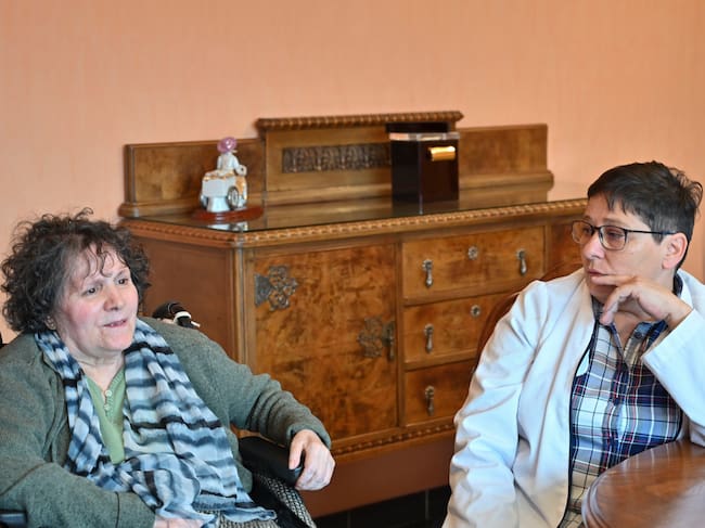 CEVICO DE LA TORRE (PALENCIA), 27/02/2025.- Rafaela Diezhandino (i) una de las primeras vacunadas contra el Covid en Castilla y León y Mari Bilbao (d) supervisora de la residencia de Cevico de la Torre. Hace cinco años, cuando se notificaron los dos primeros casos de covid en Castilla y León, la incertidumbre y el miedo se instaló en la sociedad ante este virus desconocido para el que no había vacuna. Diez meses más tarde el avance de la ciencia y la investigación permitió poner las primeras dosis en la Comunidad. Fue en la residencia de mayores de Cevico de la Torre (Palencia), donde se empezó a ver la luz al final del túnel.-EFE/ Almudena Álvarez