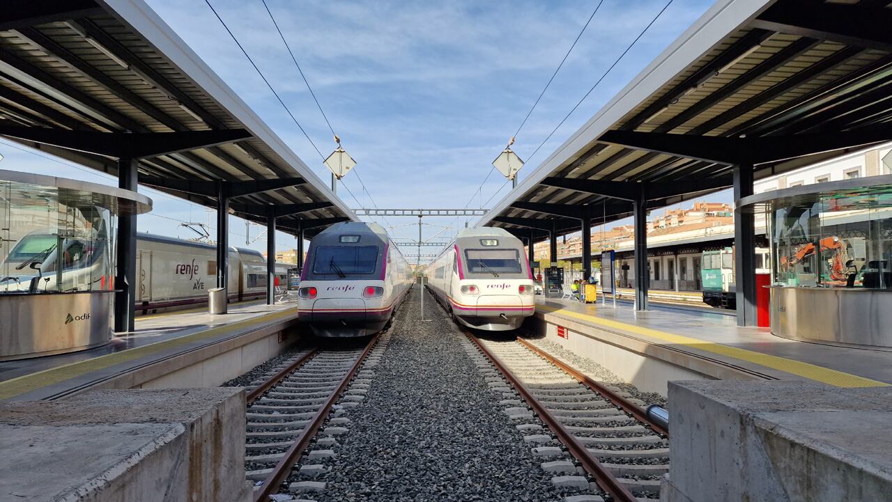 Trenes de alta velocidad de Renfe en la estación de Granada