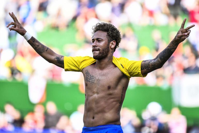 Neymar celebra su gol ante la selección austriaca