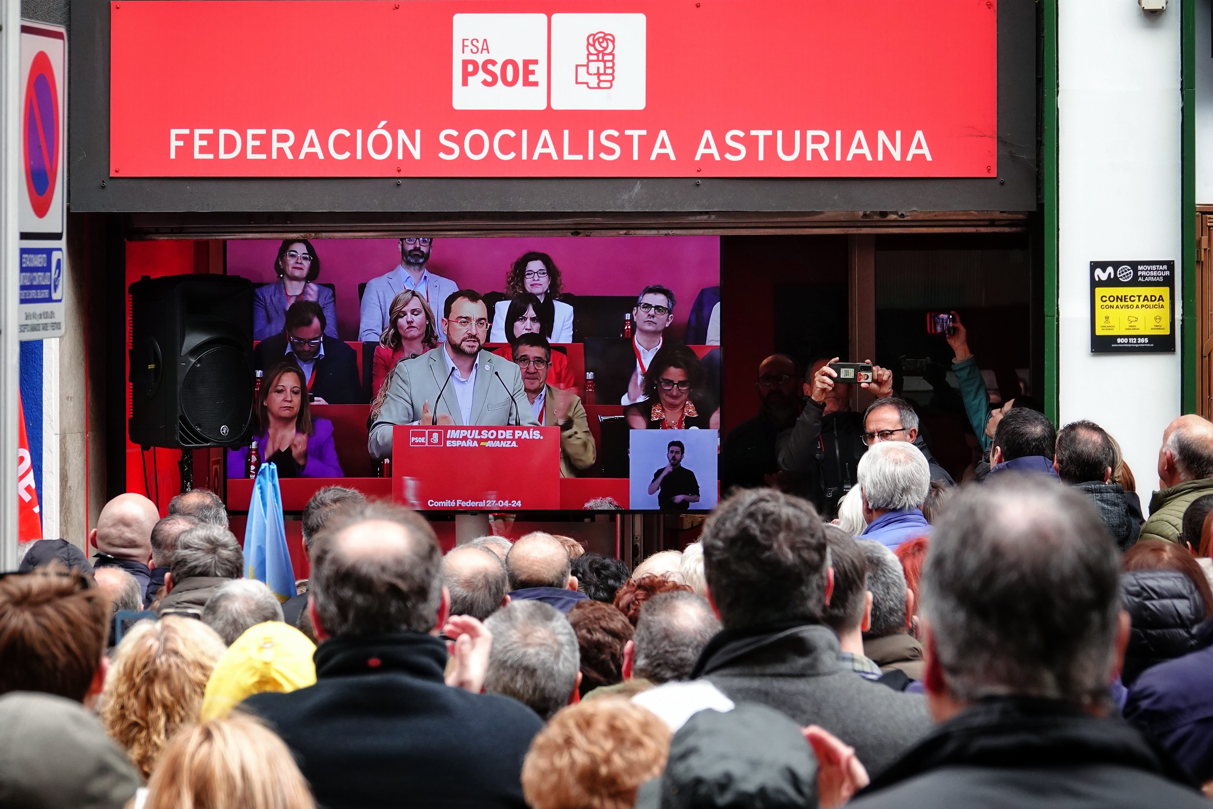 Los simpatizantes movilizados ante la FSA siguiendo  la intervención de Adrián Barbón en el comité federal del PSOE, en Madrid