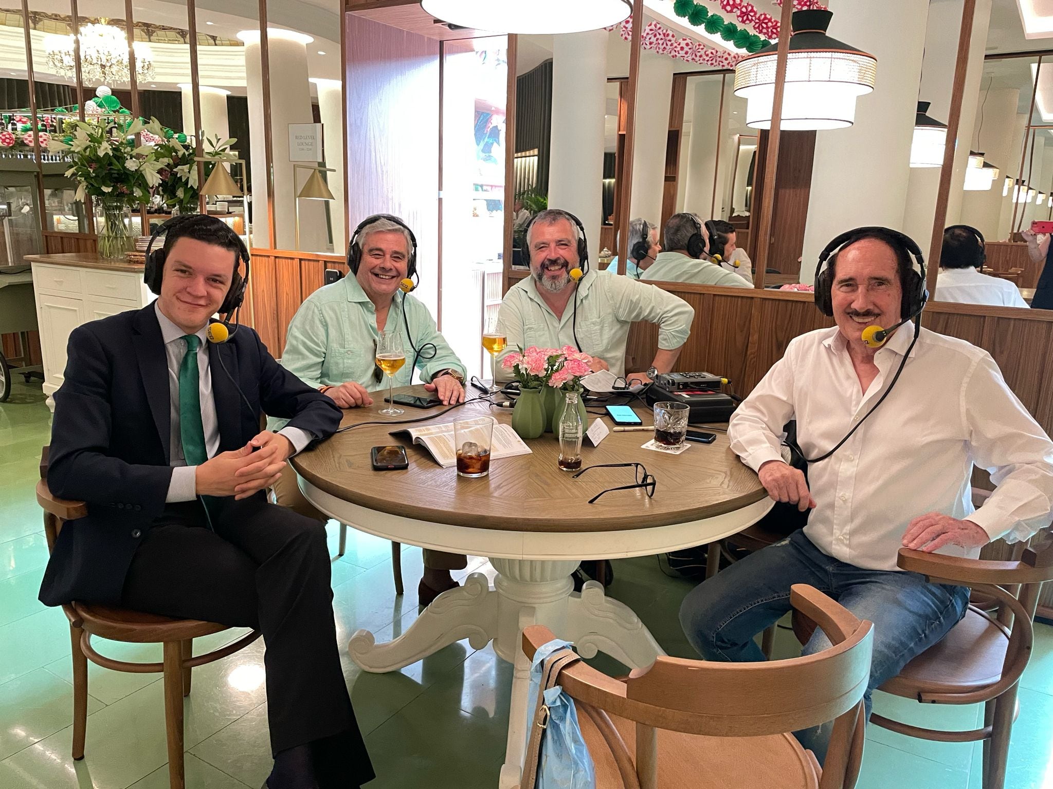 De izquierda a derecha en la Tertulia Taurina de Radio Sevilla desde el Gran Meliá Colón, Ignacio Muruve, Miguel Calzado, Paco García y Manolo Molés