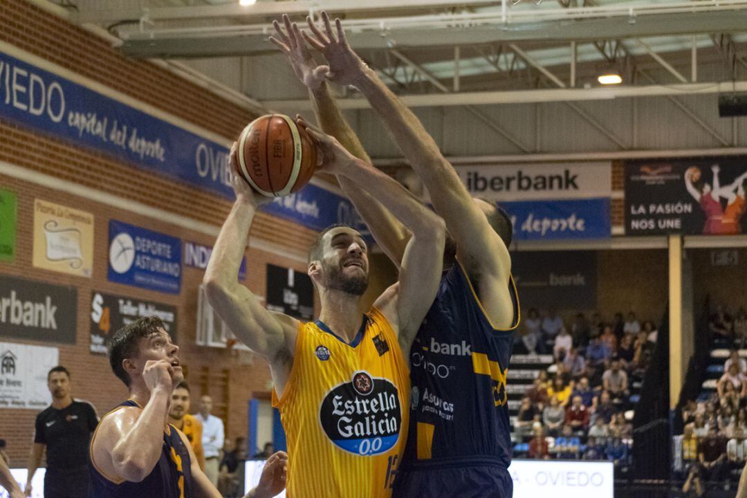 Tercera victoria consecutiva del Club Ourense Baloncesto,en la cancha del Oviedo por 81-84. El conjunto ourensano sigue invicto