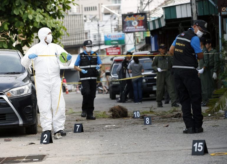 Policías acordonan la zona para recoger pruebas tras la explosión de una bomba en Hua Hin (Tailandia).