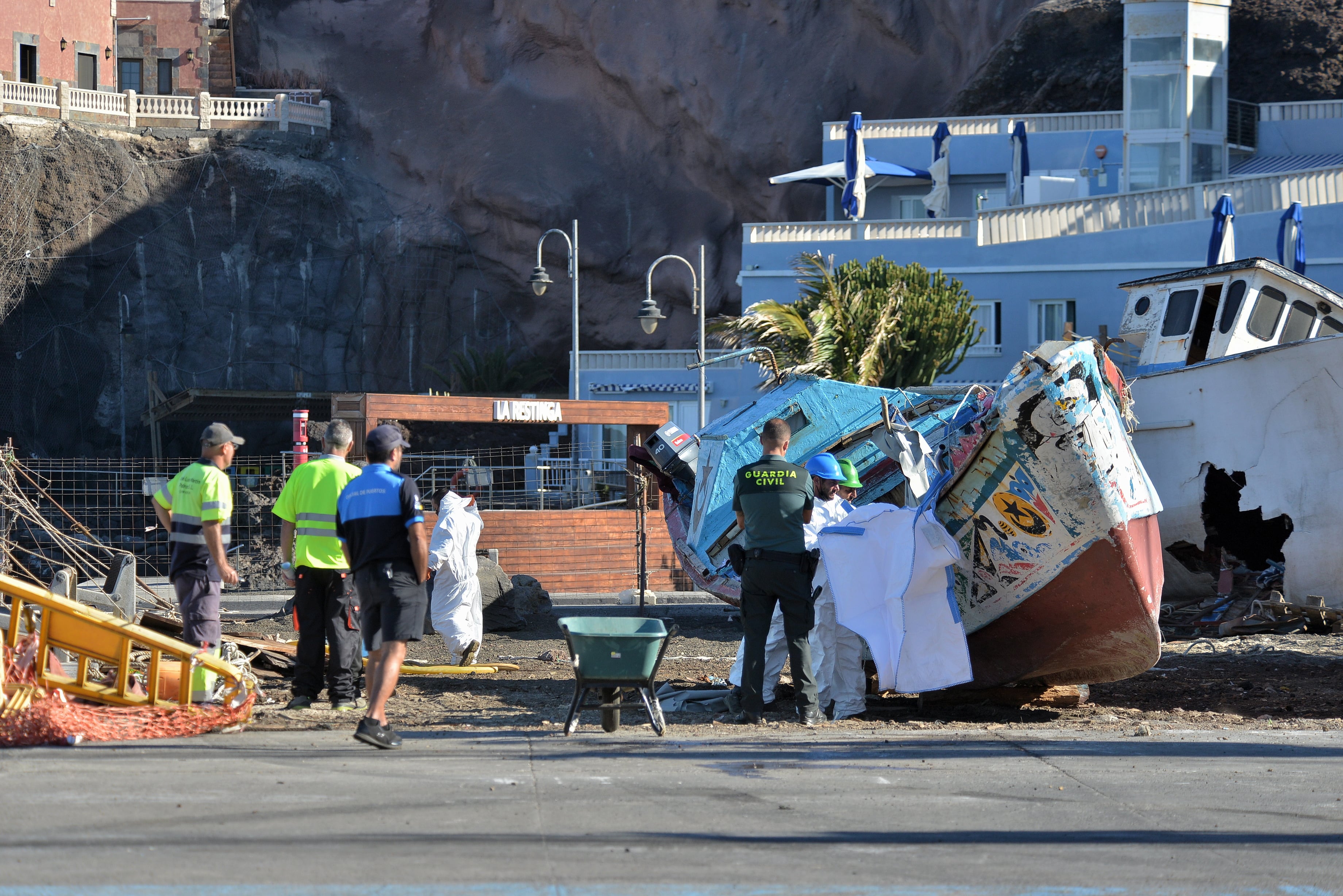 Un cayuco en el puerto de La Restinga (El Hierro).