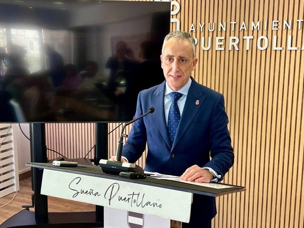 Miguel Ángel Ruiz compareciendo ante los medios