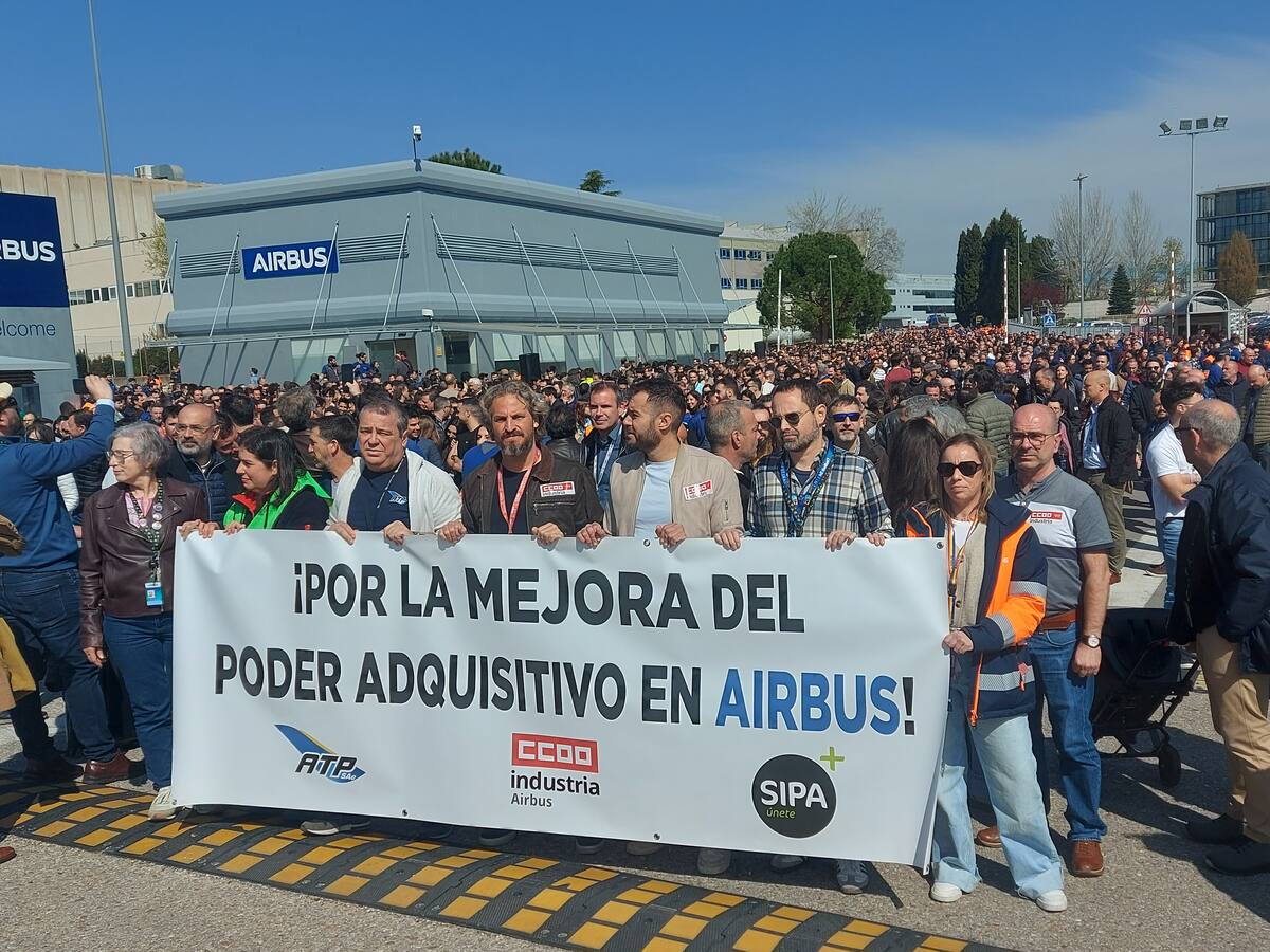 Un millar de trabajadores secundan una concentración pidiendo aumento salarial en Airbus Getafe